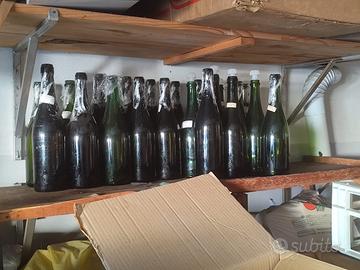 Bottiglie in vetro scuro per vino