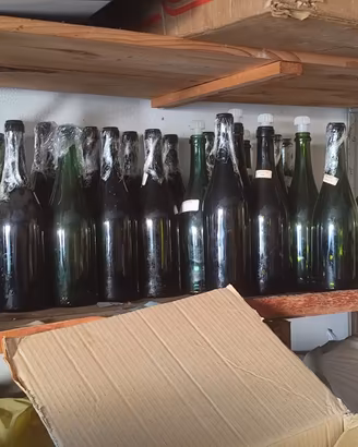 Bottiglie in vetro scuro per vino