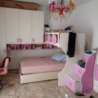 cameretta a ponte con scale contenitori