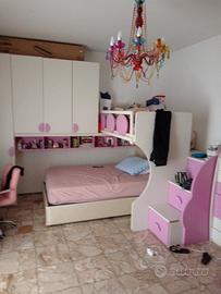 cameretta a ponte con scale contenitori