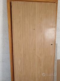 due porte interne e lavabo con colonna