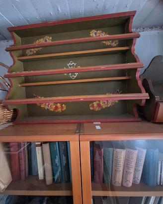 Piattaia e piccolo mobile stile tirolese 