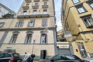 2 LOCALI A NAPOLI