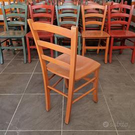 Stock sedie e tavoli in legno colorati