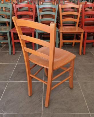 Stock sedie e tavoli in legno colorati