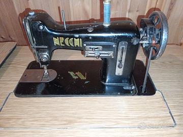 Macchina da cucire Necchi vintage. Collezionismo.