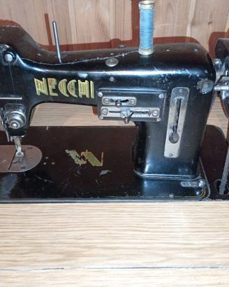 Macchina da cucire Necchi vintage. Collezionismo.