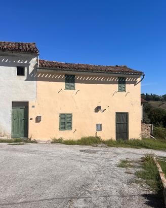Terreno Edificabile di 1.600 mq con Rustico Anness