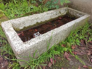 Vasca/abbeveratoio rustico in pietra-cemento 