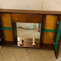 Mobiletto anticato con specchiera