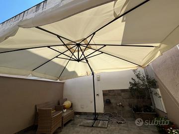 Ombrellone écru con struttura in ferro grigio scur