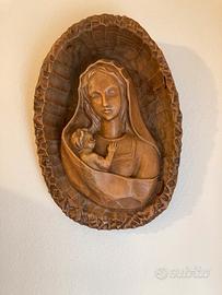 Bassorilievo in legno intagliato