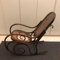 Sedia a dondolo tipo Thonet