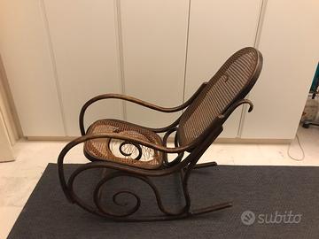 Sedia a dondolo tipo Thonet