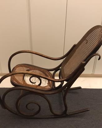Sedia a dondolo tipo Thonet