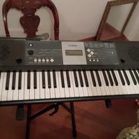 tastiera Yamaha mai usata con supporto e leggio