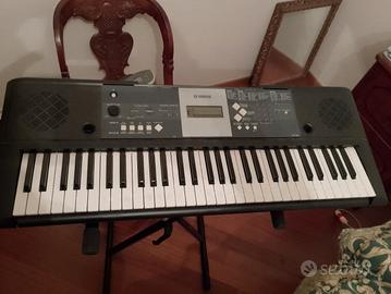 tastiera Yamaha mai usata con supporto e leggio