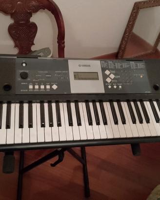 tastiera Yamaha mai usata con supporto e leggio