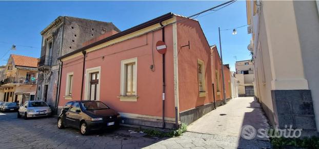 Casa singola con cortile e deposito a Riposto