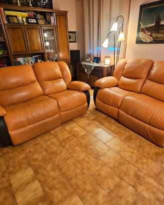 2 divani in pelle con 4 sedute relax motori elett.