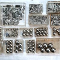 Lotto centinaia di Rullini e sfere per cuscinetti