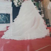 Abito da sposa con strascico lungo