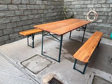 tavolo in legno con panche 
