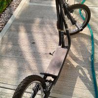 Monopattino con ruote grandi