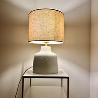 Lampada da tavolo con base in cemento Westwing