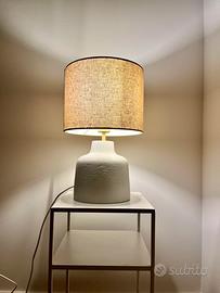 Lampada da tavolo con base in cemento Westwing