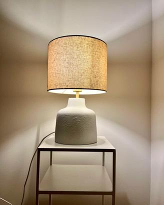 Lampada da tavolo con base in cemento Westwing