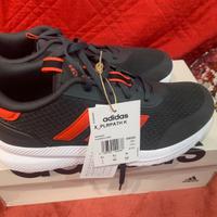Scarpe Adidas nuove con la etichetta