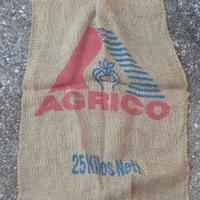 sacchi in juta vecchi piccoli e grandi.