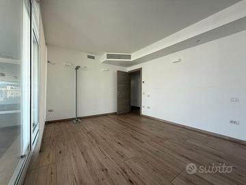 Ufficio con ampia terrazza a livello e p.auto