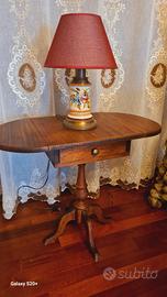 Antico tavolo in legno e lampada vintage .