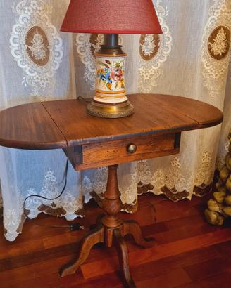 Antico tavolo in legno e lampada vintage .