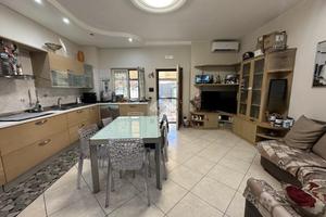 CASA SEMINDIPENDENTE A NAPOLI