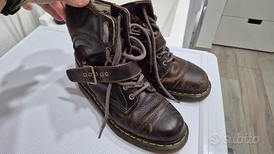 Stivali Dr Martens con fibbie