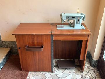 Macchina da cucire Singer 122/S con mobile vintage