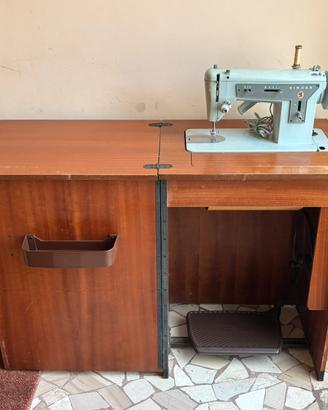 Macchina da cucire Singer 122/S con mobile vintage