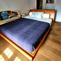 Letto matrimoniale in legno con materasso.