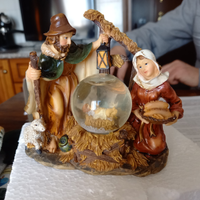 Presepe in resina con palla di vetro con neve