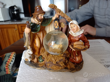 Presepe in resina con palla di vetro con neve