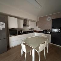 cucina con elettrodomestici