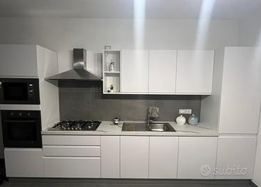 Cucina pari al nuovo (utilizza solo 15 mesi)