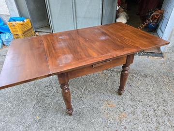 Tavolo in legno massello allungabile