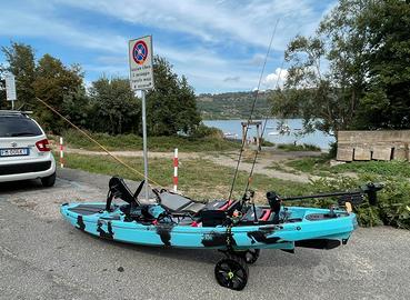 Kayak da pesca superaccessiorato.