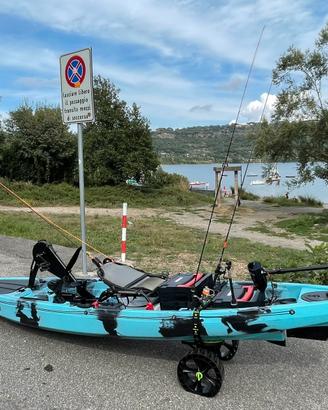 Kayak da pesca superaccessiorato.