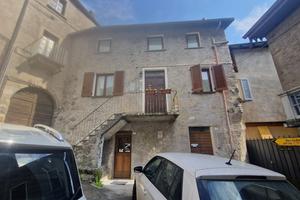 Tresivio grande appartamento con giardino
