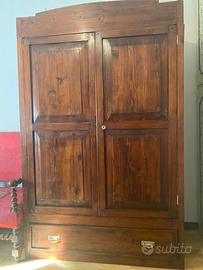 Armadio antico a due ante in legno di ciliegio